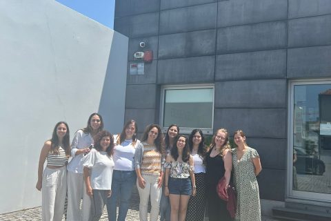 A articulação entre o ensino superior e instituições de referência é fundamental para uma formação académica de excelência. Nesse âmbito, no passado dia 16 de junho, as estudantes do 1.º ano do Mestrado em Enfermagem de Saúde Materna e Obstétrica realizaram uma visita de estudo ao laboratório da BebéVida, no Porto, acompanhadas pela Professora Dora Carteiro, docente da área de Enfermagem.