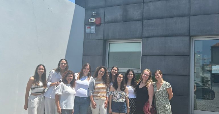 A articulação entre o ensino superior e instituições de referência é fundamental para uma formação académica de excelência. Nesse âmbito, no passado dia 16 de junho, as estudantes do 1.º ano do Mestrado em Enfermagem de Saúde Materna e Obstétrica realizaram uma visita de estudo ao laboratório da BebéVida, no Porto, acompanhadas pela Professora Dora Carteiro, docente da área de Enfermagem.