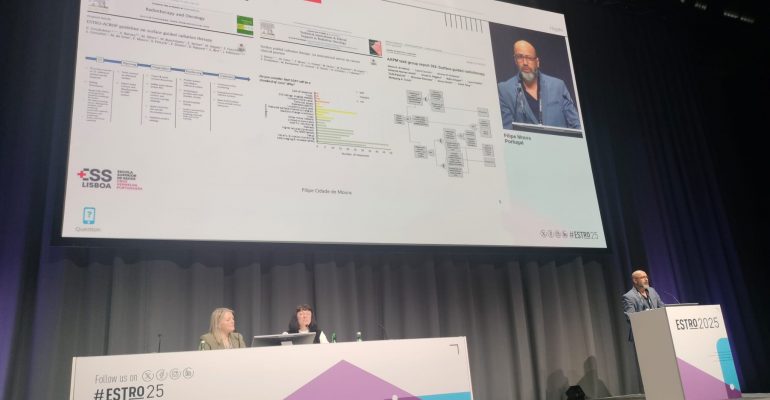 No mês passado, o Prof. Filipe Cidade de Moura representou a ESS CVP Lisboa no Congresso Europeu de Radioterapia e Oncologia – European Society for Radiotherapy and Oncology (ESTRO) 2025, realizado em Viena, Áustria. Este é um dos maiores encontros internacionais dedicados à radioterapia e oncologia multidisciplinar, contando este ano com mais de 5.500 participantes de todo o mundo.