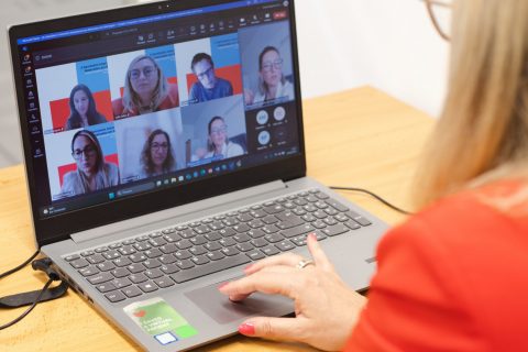 O Seminário teve início com a conferência da Professora Soraia Dornelles Schoeller, que introduziu o conceito de “bem viver” como um novo paradigma de cuidado. A sua intervenção desafiou os profissionais a ir além da reabilitação da função física, propondo uma abordagem mais ampla e ética, centrada na participação ativa e digna na vida em sociedade.