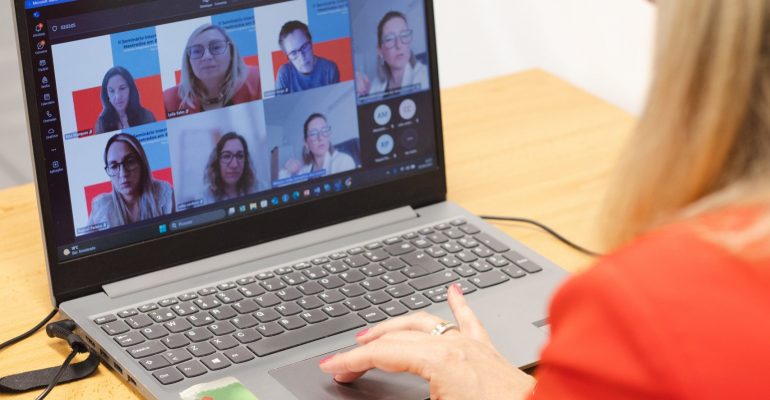 O Seminário teve início com a conferência da Professora Soraia Dornelles Schoeller, que introduziu o conceito de “bem viver” como um novo paradigma de cuidado. A sua intervenção desafiou os profissionais a ir além da reabilitação da função física, propondo uma abordagem mais ampla e ética, centrada na participação ativa e digna na vida em sociedade.