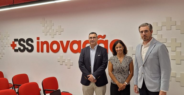 A Escola Superior de Saúde da Cruz Vermelha Portuguesa – Lisboa (ESSCVP-Lisboa) teve a honra de receber, a visita do Exmo. Senhor Bastonário da Ordem dos Médicos Veterinários, Dr Pedro Fabrica,  no âmbito de um encontro dedicado à promoção da investigação e da colaboração técnico-científica.