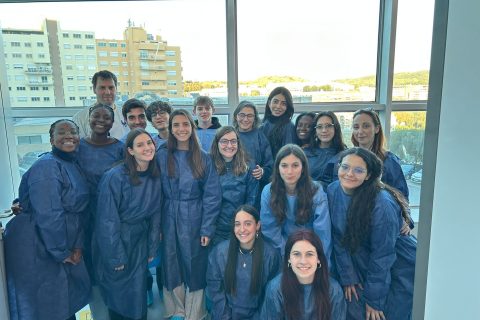 Na Licenciatura em Ciências Biomédicas Laboratoriais (CBL) da ESS CVP Lisboa, acreditamos que formar bons profissionais implica aproximá-los, desde cedo, dos contextos reais onde poderão vir a trabalhar.
