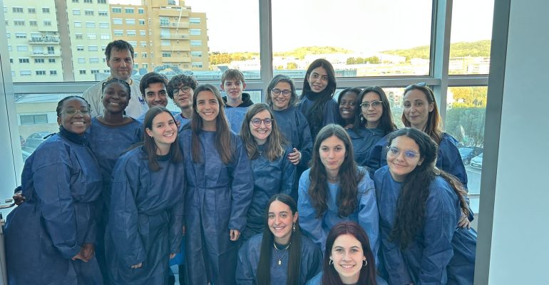 Na Licenciatura em Ciências Biomédicas Laboratoriais (CBL) da ESS CVP Lisboa, acreditamos que formar bons profissionais implica aproximá-los, desde cedo, dos contextos reais onde poderão vir a trabalhar.